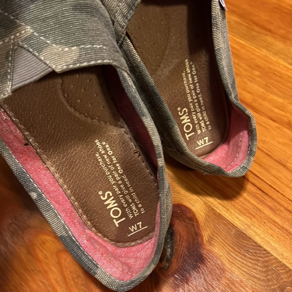 Toms - Picture 2 of 5